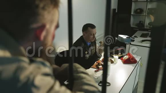一个饥饿的警察在办公室吃饭视频的预览图