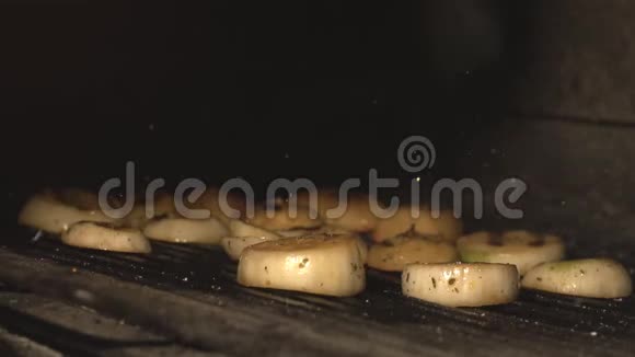 煤中的灰尘和灰烬洋葱在慢条斯理的饭店的石烤炉里烧烤炸薯条切洋葱视频的预览图