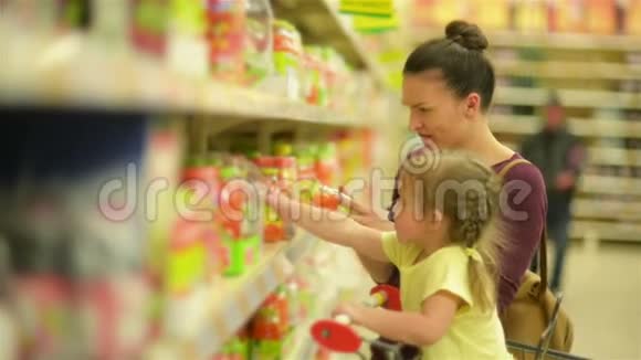 很高兴有女儿在超市寻找饮料的女购物者视频的预览图