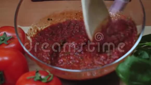 厨师手搅拌酱的特写框架厨师手搅红酱锅的特写视频的预览图