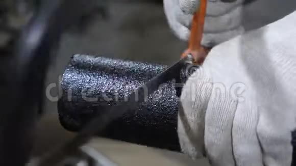 工人用钢锯锯管视频的预览图