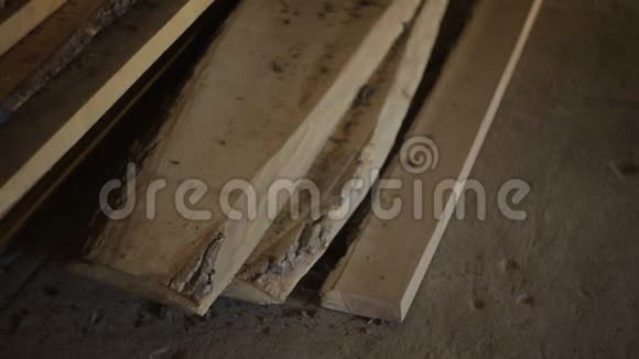 木板躺在地板上木材或木材在私人车间里视频的预览图