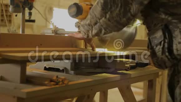 木工或Joiner在家具制造车间用圆锯锯木板视频的预览图