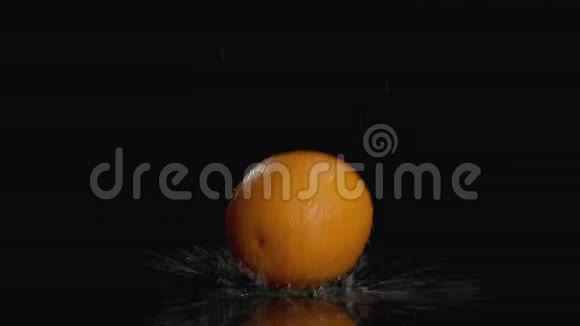 橙色运动落在黑暗的背景上顶部有复制空间视频的预览图