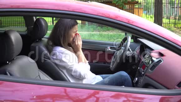年轻漂亮的女人坐在车里哭视频的预览图