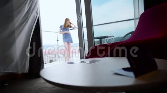 酒店阳台上的女孩视频的预览图