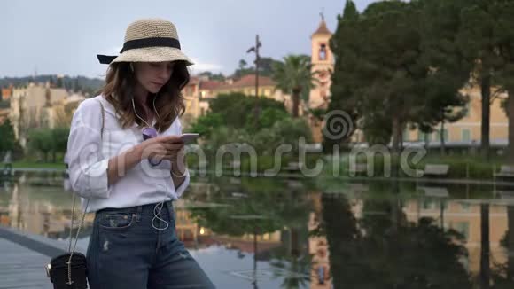 美丽的旅游女孩在法国街头打电话视频的预览图
