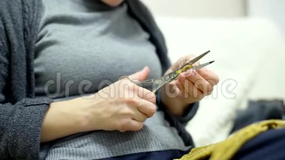 一个女人用剪刀剪布料视频的预览图