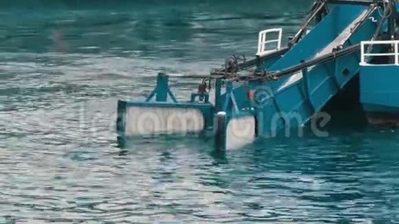 一艘水处理船清洁码头附近马尔马拉海的水和垃圾海上船舶拆卸视频的预览图