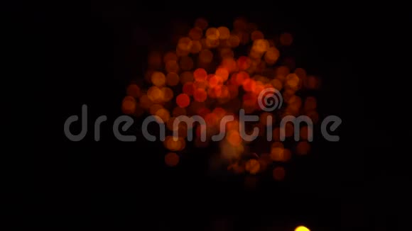 红色和金色圆圈烟花与波克和光学效果假日背景视频的预览图