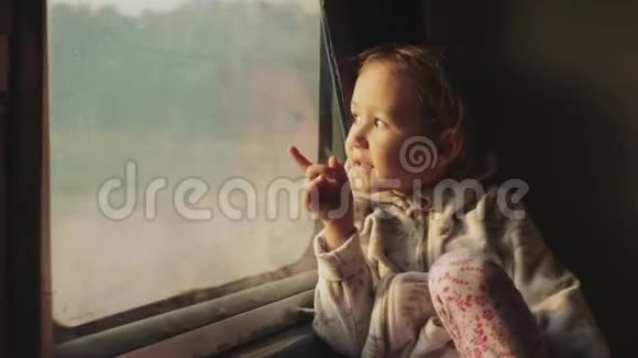 从亚洲火车车窗外望去的小女孩视频的预览图