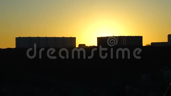 日落时分城市景观的房屋轮廓视频的预览图