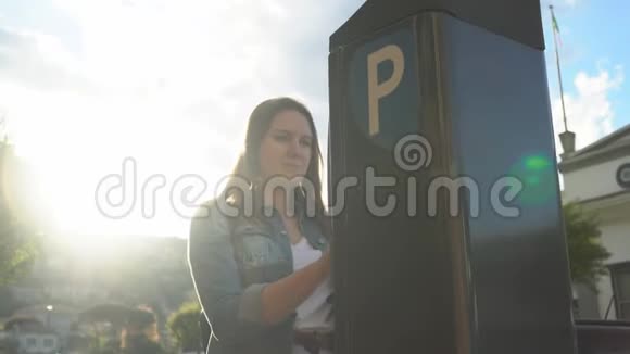 女人在街上用停车机视频的预览图