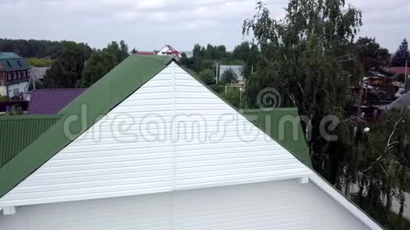 覆盖村居绿色屋顶库存录像屋顶轮廓绿色屋顶的俯视图新的绿色屋顶视频的预览图