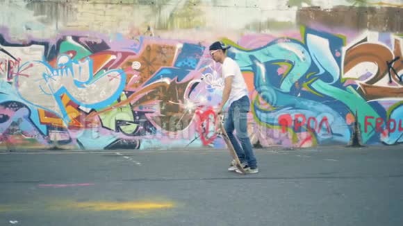 溜冰者在彩色的墙壁背景上跳跃动作缓慢视频的预览图