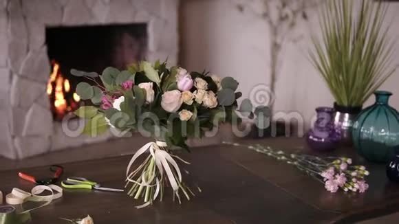 花大师级之后一张灰色的桌子上一束束美丽的粉彩花站在茎上鲜花视频的预览图