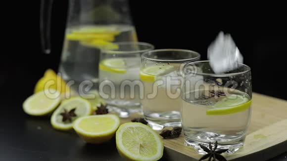 将冰块加入柠檬汁中加入柠檬片酒精鸡尾酒视频的预览图