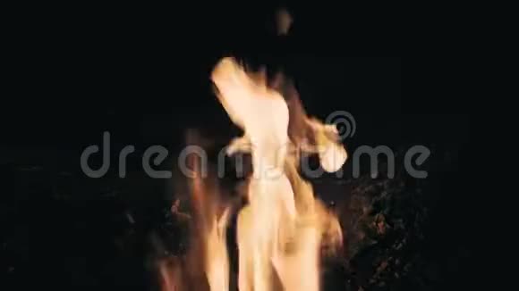 甲烷气体在洞穴中不断燃烧Chimera火上呼吸系统视频的预览图