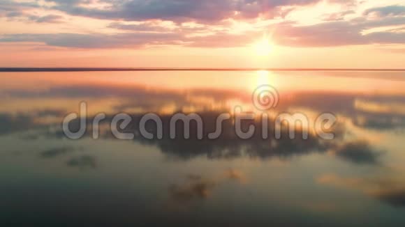 美丽平静海面的空中景色延伸到地平线视频的预览图