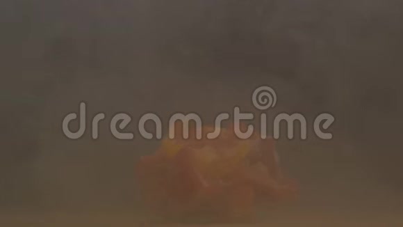 在黑色背景下切割冻的保加利亚胡椒由此吹出寒冷和烟雾特写旋转慢动作视频的预览图