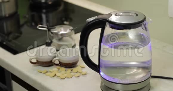 有开水的茶壶背景上的茶袋和糖视频的预览图