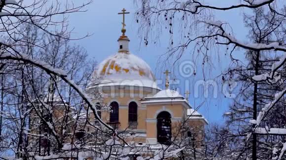 冬季将东正教教堂和雪树放大视频的预览图