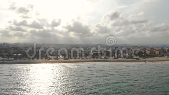 空中景色一幅由四个弹幕拍摄的从大海中快速看到的城市全景视频的预览图
