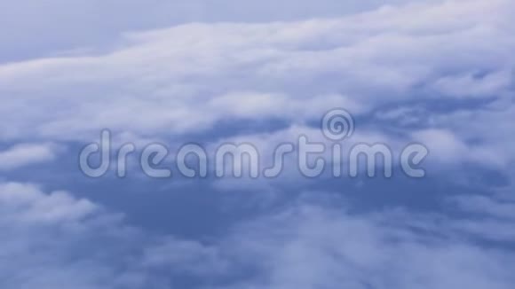 空中景观白云在天空中从窗口飞行飞机多云间空区从飞机窗口观看视频的预览图