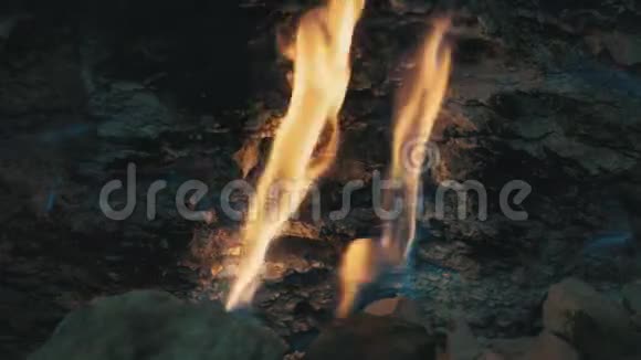 洞穴中天然气甲烷的沉积在空气中点燃旅游概念视频的预览图