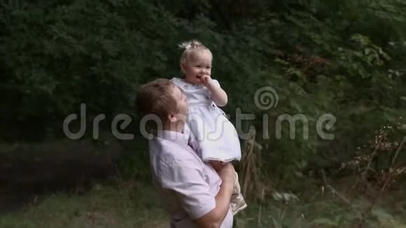 高清家庭游戏爸爸在公园里把他的小女孩旋转视频的预览图