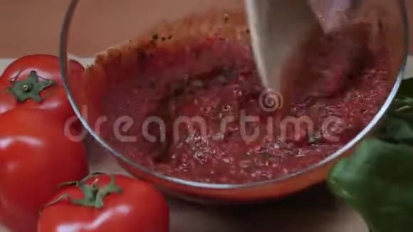 厨师手搅拌酱的特写框架厨师手搅红酱锅的特写视频的预览图
