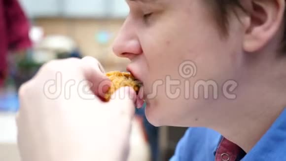 他在快餐店的特写镜头里吃炸鸡视频的预览图