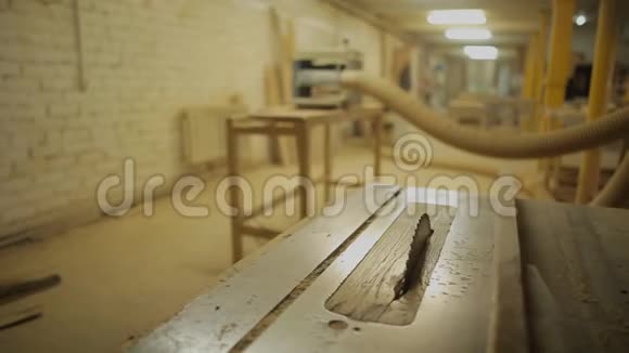 家具车间或木材加工场所的固定圆锯视频的预览图