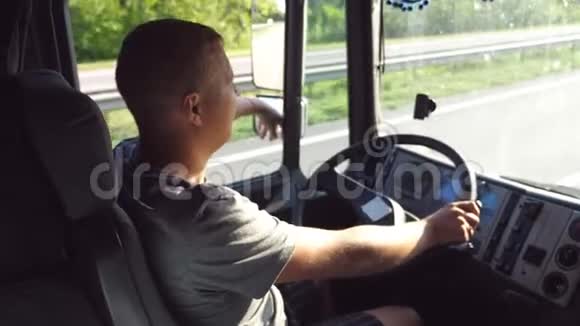 在一个温暖的夏日人们手握方向盘开着卡车穿过乡村卡车司机简介视频的预览图