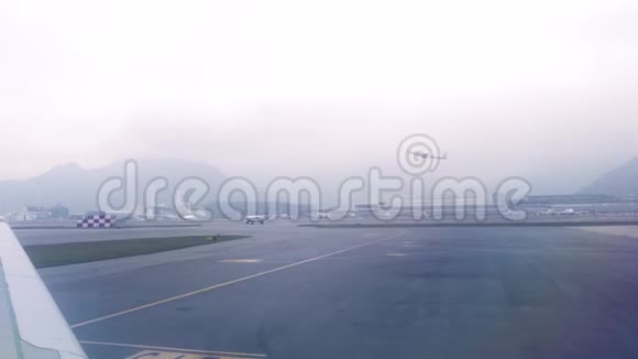从窗口飞机起飞在现代机场航站楼的跑道从候机楼起飞的飞机视频的预览图