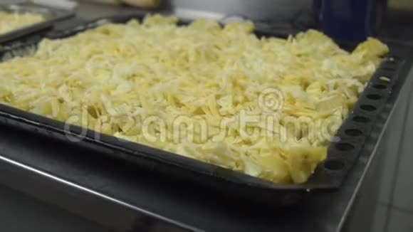 土豆片和奶酪放在盘子里烤盘放在厨房餐厅里视频的预览图