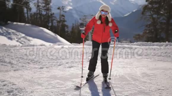 在山顶滑雪场上的一位疲惫的女滑雪者视频的预览图