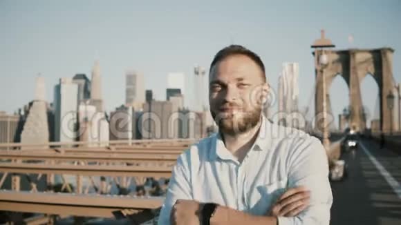 纽约布鲁克林大桥全景照片上一位快乐的欧洲男子在镜头前竖起大拇指微笑视频的预览图