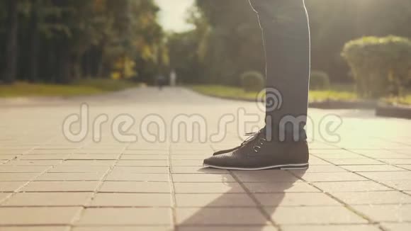 女人的脚趾没有脸两个人站在公园关门视频的预览图