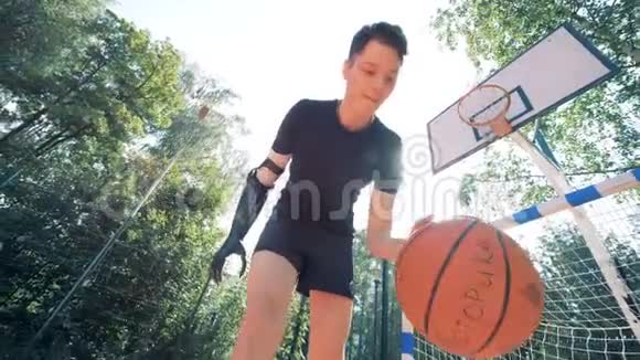有仿生假肢的年轻人打篮球视频的预览图