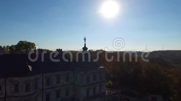 空中射击闹鬼的城堡从鸟瞰鬼鬼祟祟的城堡视频的预览图