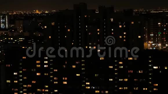 俄罗斯圣彼得堡2019年5月11日夜间多层房屋景观窗户里有很多灯视频的预览图