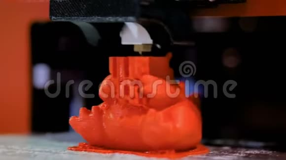三维印刷机打印红色玩具龙物理三维模型视频的预览图