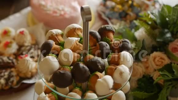 节日桌上有蘑菇美味特写假日等形式的糖果视频的预览图