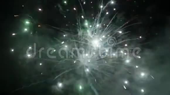 美丽的节日烟花在夜空的背景背景复制空间视频的预览图