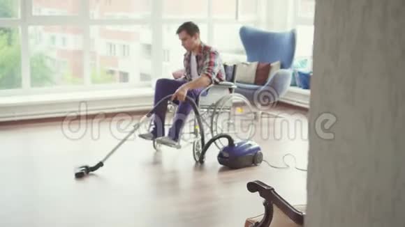 坐轮椅的人用吸尘器打扫视频的预览图