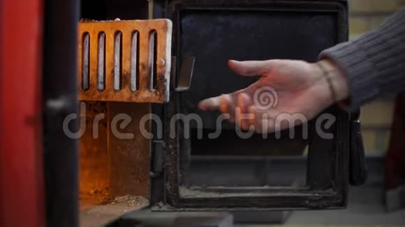 启动木炉的人视频的预览图