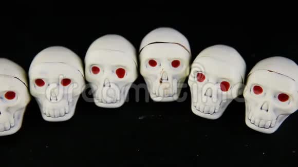 骨架头骨形状的许多白巧克力糖果的全景视频的预览图