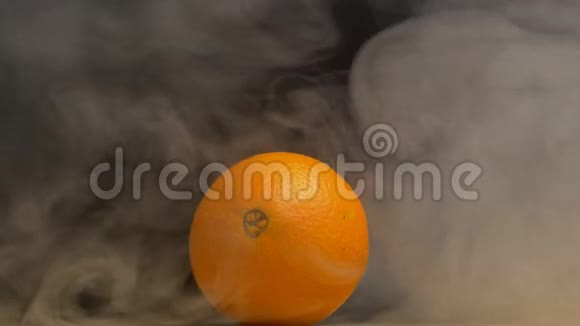 鲜橙果汁和成熟其蒸发和新鲜度在黑色背景上特写复制空间缓慢视频的预览图