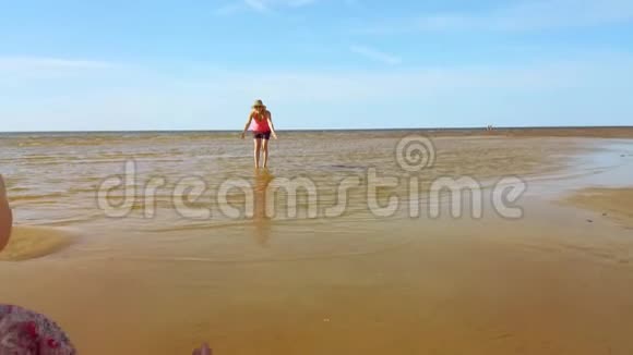 孩子在沙滩上的水中向母亲奔跑视频的预览图